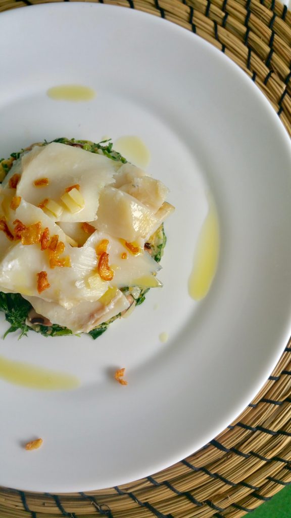 Bacalhau com migas de couve e feijão frade