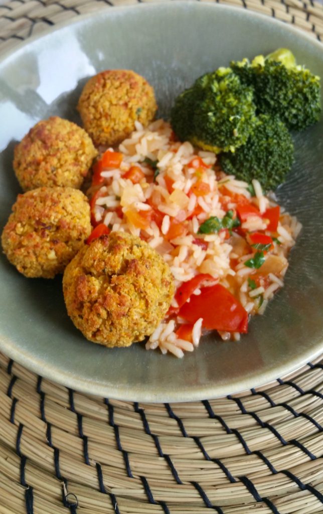 Falafels de cenoura com arroz de tomate