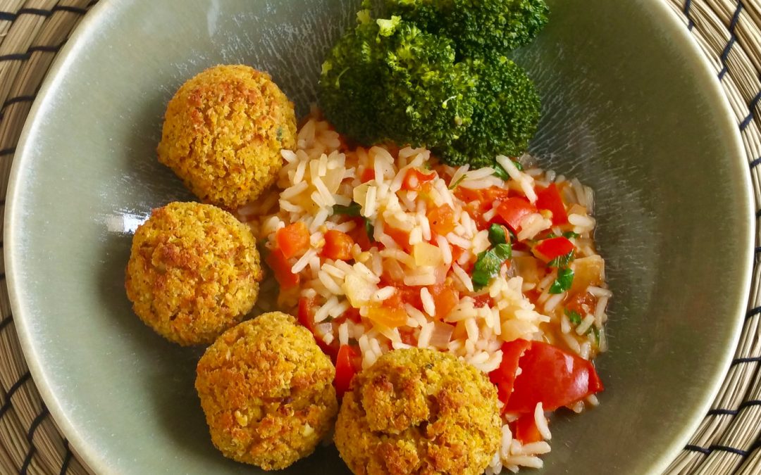 Falafels de cenoura com arroz de tomate
