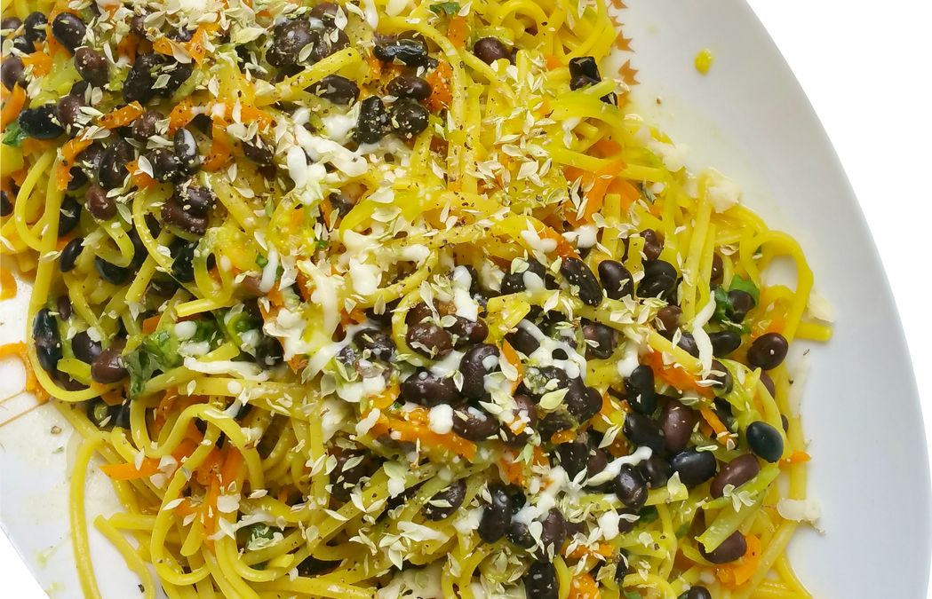 Massa linguine com legumes e feijão preto
