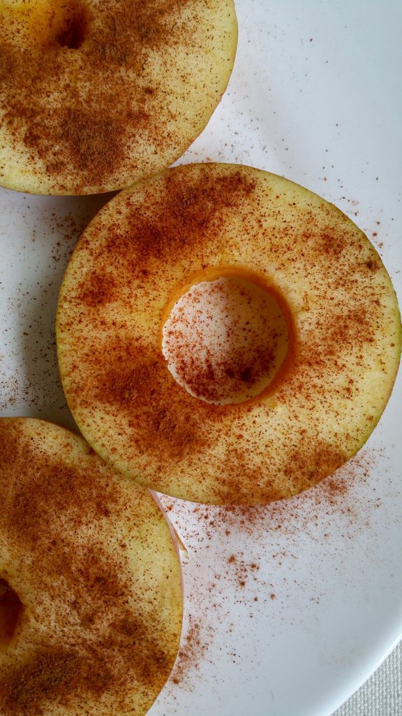 Rodelas de maçã com amêndoa crocante